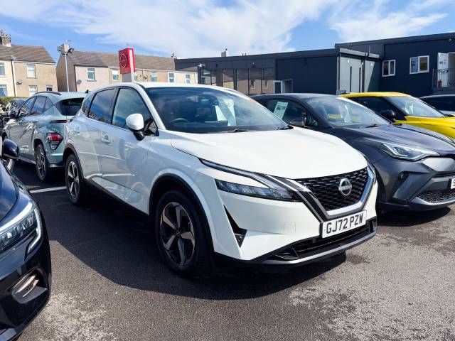 Nissan Qashqai 1.3 DiG-T MH N-Connecta 5dr Hatchback Petrol White